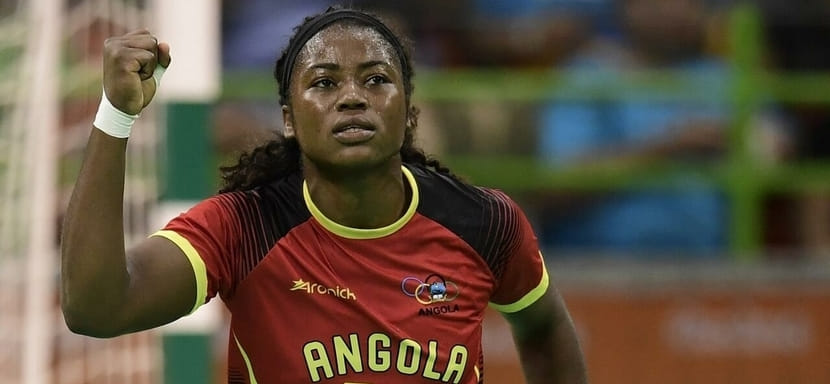 Румыния. Капитан сборной Анголы Изабель Гиалу из французского "Флёри" стала игроком чемпиона страны "Рапида"