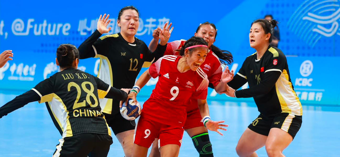 Азиатские игры. Женские сборные Китая и Японии вновь разгромно выиграли. С уверенной победы стартовала и команда Южной Кореи
