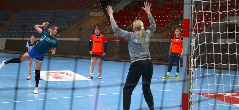 Россия. Гандболистки "Астраханочки" приняли участие в первом в истории страны турниру по фиджитал-гандболу