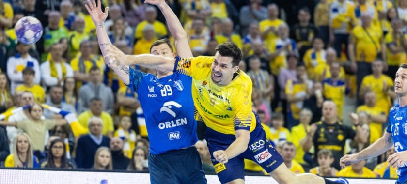 "Висла" в серии пенальти обыграла "Кельце" во втором матче финала чемпионата Польши. Команда из Плоцка взяла золото во второй раз подряд