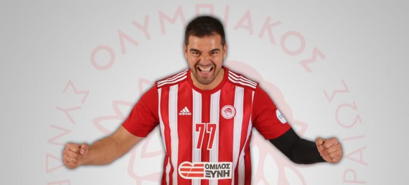 Греция. Левый полусредний Владислав Остроушко продлил контракт с "Олимпиакосом" на год. Это его 17-й клуб в карьере