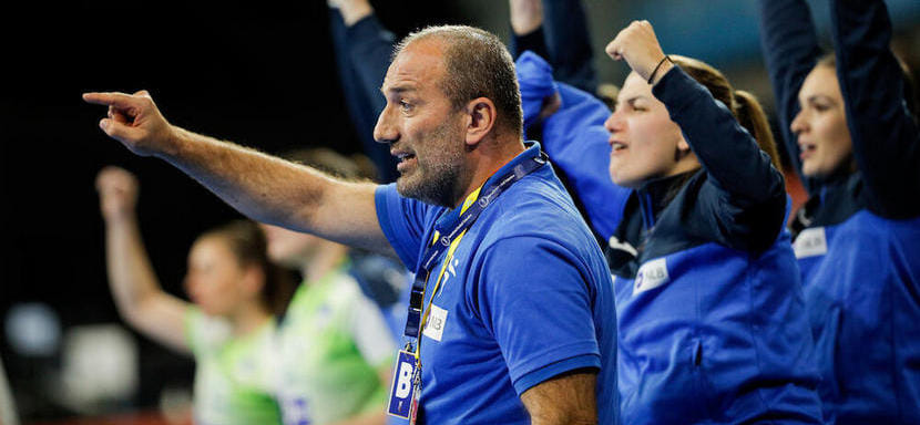 ЧМ-2021. Черногорские гандболистки трогательно поздравили наставника сборной Словении Драгана Аджича с днем рождения (ВИДЕО)