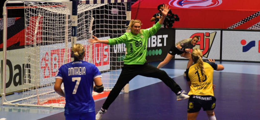 С Надеждой. "Сборная умеет играть и командно, и индивидуально. Осталось верно выбрать пропорции"