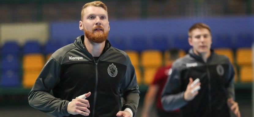 Olimpbet Суперлига. Роман Царапкин: "В детстве стоял выбор — футбол или гандбол. Учитывая мой рост, решение было принять несложно"