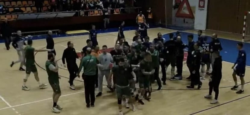 Балканы. В матче второй лиги чемпионата Сербии "Врбас" — "Колубара" произошла массовая драка "стенка на стенку" (ВИДЕО)