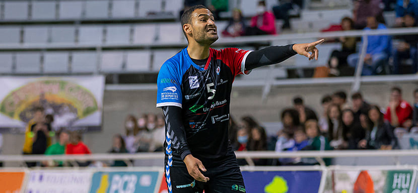 Испания. Опытный бразильский линейный Диогенес Круз спустя четыре года вернулся в "Уэску"