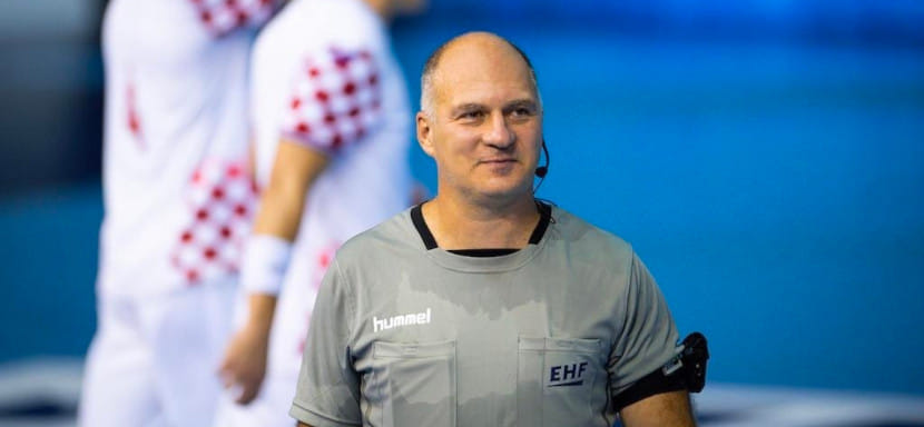 Пляжный гандбол. Эмиль Агакиши: "Не согласен с тем, что убрали бикини для девушек. Это тоже часть антуража — демонстрация красоты тела"