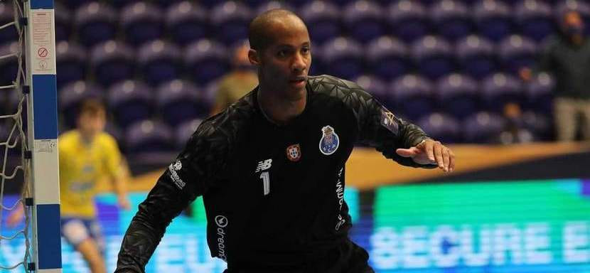 Португалия. Врачи борются за жизнь голкипера "Порту" Алфреду Кинтаны, перенесшего накануне остановку сердца на тренировке