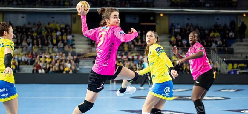 The Russian player Anna Vyakhireva from Vipers Kristiansand is the best right back of the season-2023/24.  The award was taken by Dika Mem from FC Barcelona Handbol among