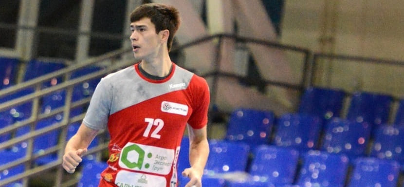 Россия. 23-летний правый полусредний Владислав Татауров продлил контракт с волгоградским "Каустиком"