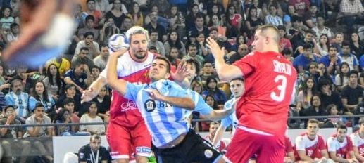 Сборная России уступила команде Аргентины на старте товарищеского турнира. Испанцы и поляки сыграли вничью