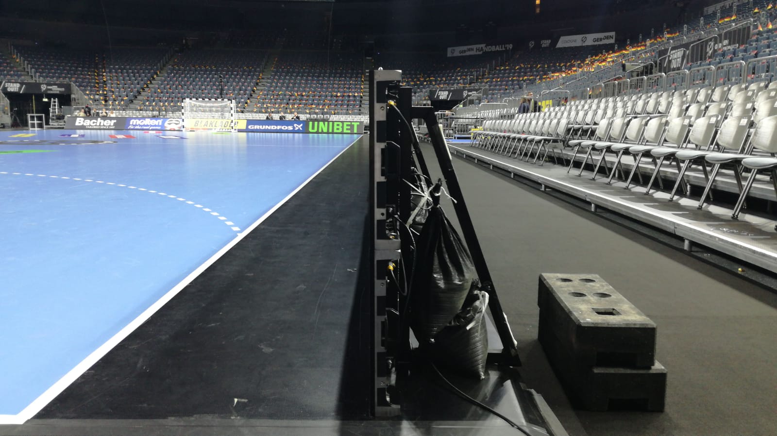 ЧМ-2019. Экстренное решение — после инцидента со сборной Испании на каждой рекламной конструкции появились мешки с песком (ФОТО)