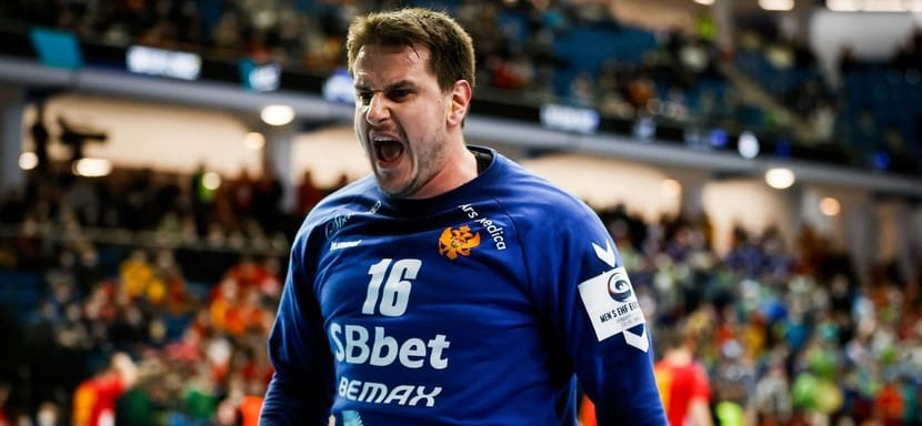 ЧЕ-2022. Вратарское спасение черногорца Небойши Симича признано лучшим сэйвом в первом туре основного раунда (ВИДЕО)