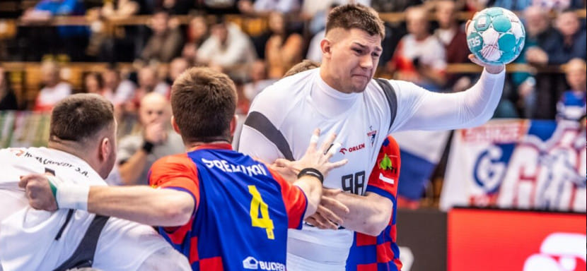 Польша. "Гурник" Бочко сокрушил "Хробры" Отрезова и закрепился на третьей позиции. "Тарнув" Бушкова и Смоликова уступил "Заглембе"