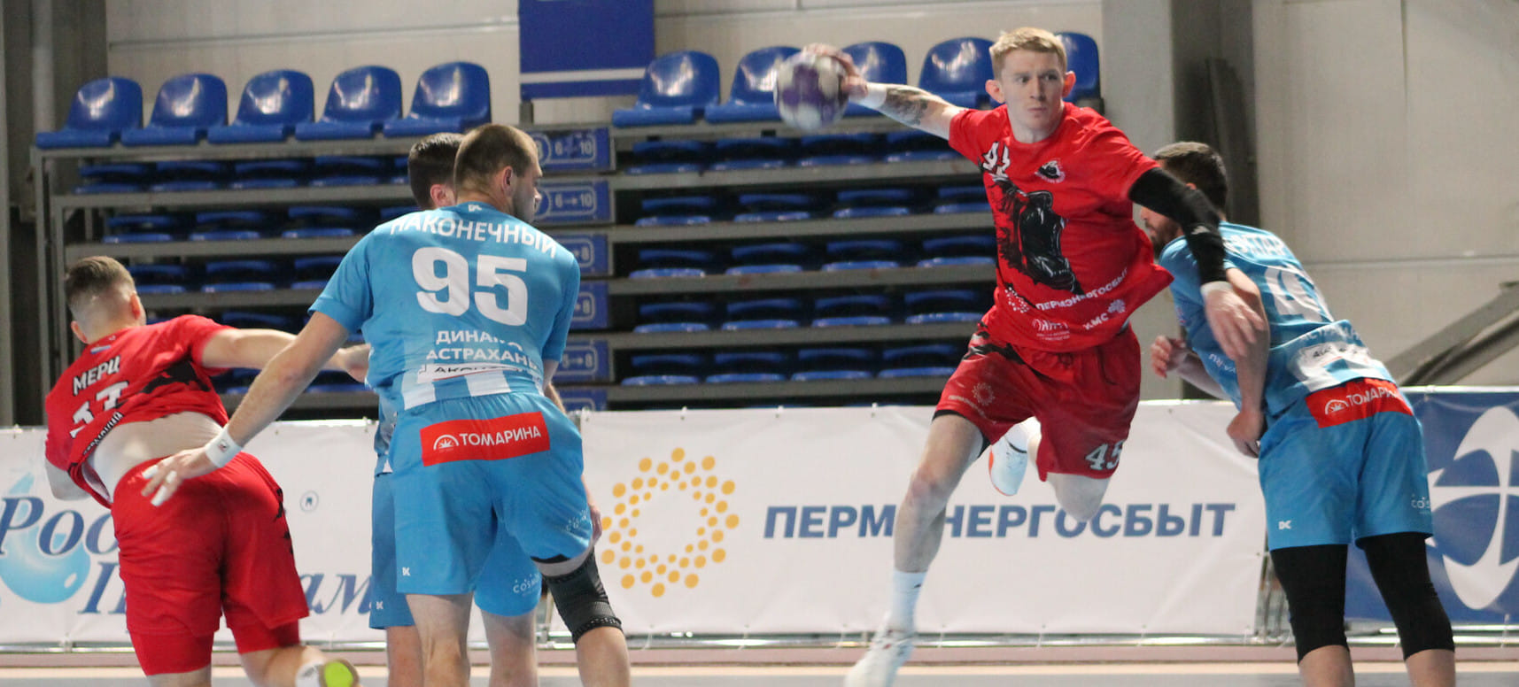 Смотр белорусских вратарей на Каме. "Пермские медведи" подремали до перерыва, а потом разорвали "Динамо"