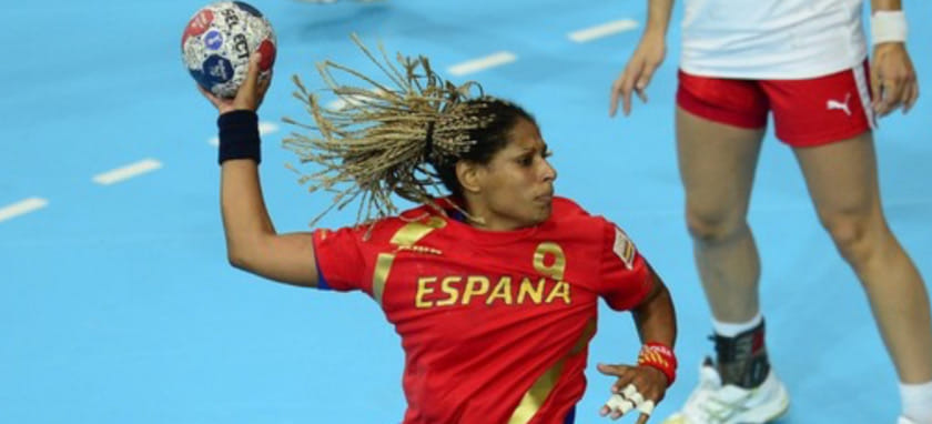 Испания. 38-летняя левая полусредняя "Бур-де-Пежа" Марта Манге спустя 20 лет возвращается в родную "Рокасу"