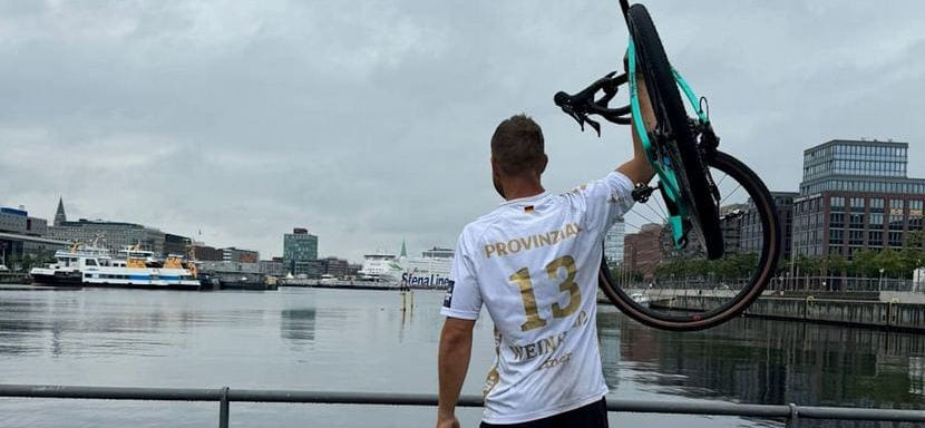 Экс-гандболист Филип Ройтер проехал на велосипеде 630 километров на прощальный матч за "Киль" своего друга Штеффена Вайнхольда