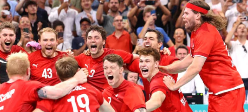 Сборная Дании во второй раз в истории победила на Олимпиаде и вышла на чистое 3-е место в медальном рейтинге. Впереди — Россия и Франция