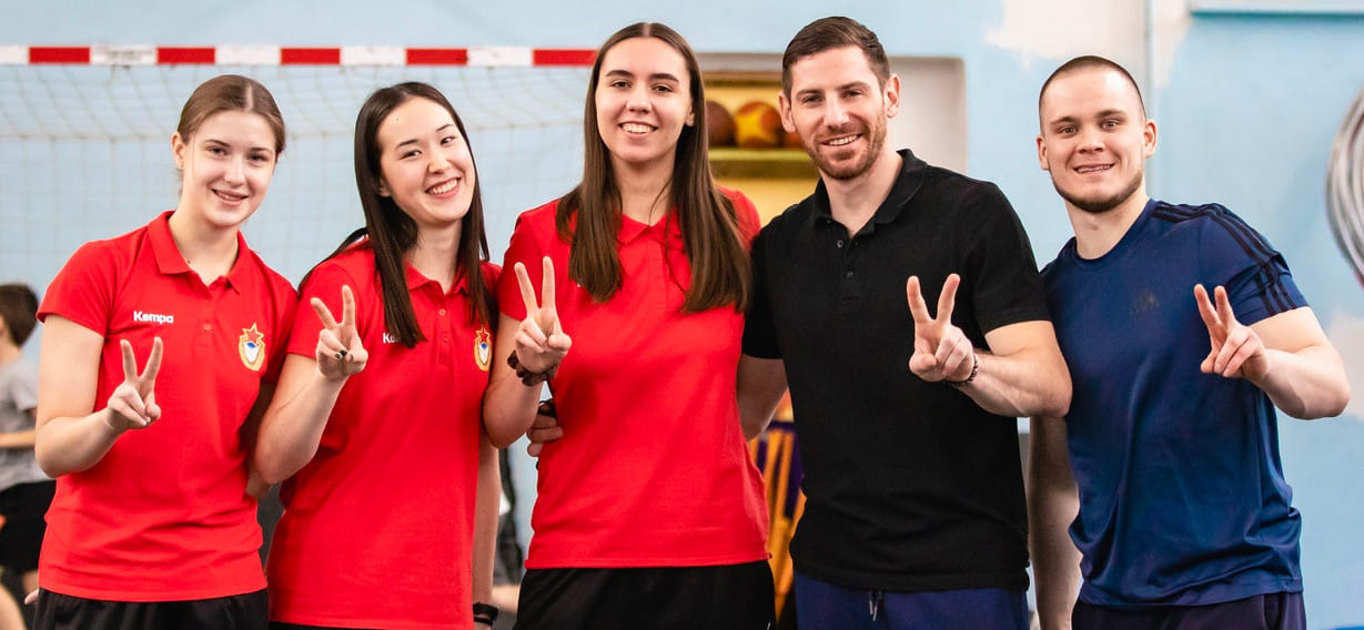 Россия. Евгений Цахариас о мастер-классах в школе: "Всё прошло отлично. Понравилось, что дети быстро втянулись" (ВИДЕО)