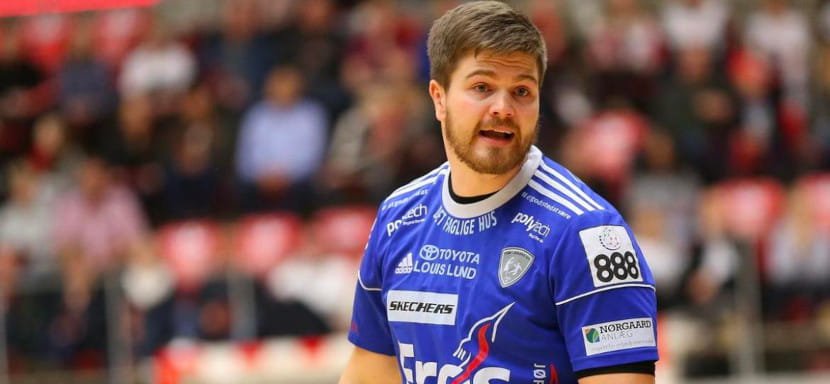 Датский блогер и гандболист "Фредерисии" Расмус Боюсен получил сотрясение мозга. Ведение новостных аккаунтов в соцсетях приостановлено