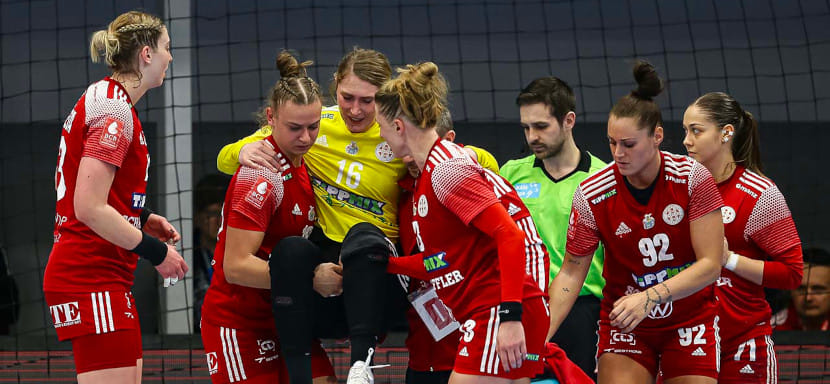 Венгрия. Одноклубница Карины Ежиковой по "Дебрецену" вратарь сборной Германии Анн-Катрин Гигерих выбыла из игры из-за травмы колена