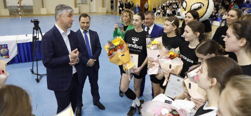 "Уверен, что впереди у вас блестящая спортивная карьера". Глава администрации Ростова-на-Дону встретился с победительницами первенства
