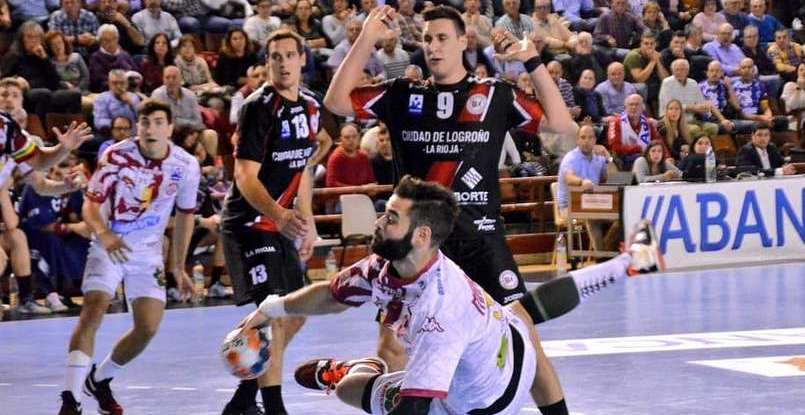 Испания. "Адемар" вышел на второе место в турнирной таблице после победы над "Логроньо"