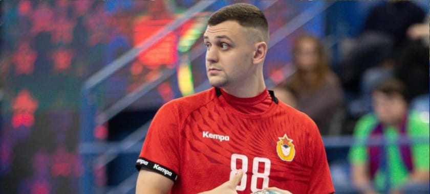 "Конечно, я настоящий". Белорусский разыгрывающий ЦСКА Артур Рудь примерил на себя образ Деда Мороза (ВИДЕО)