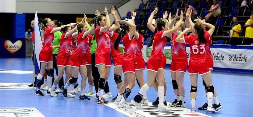 Рулевой молодежной сборной России Михаил Измайлов вызвал на тренировочную сессию в Протвине 24 гандболисток