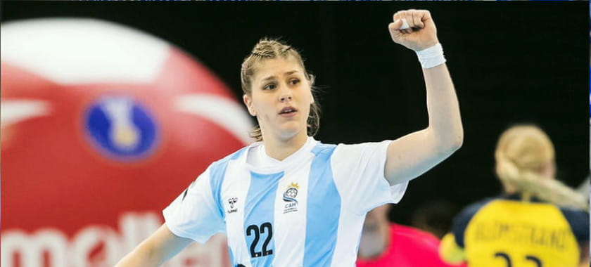 Бразильские болельщики провоцировали удалённую полусреднюю сборной Аргентины Эльке Карстен, она ответила, приложив два пальца к голове (ВИДЕО)