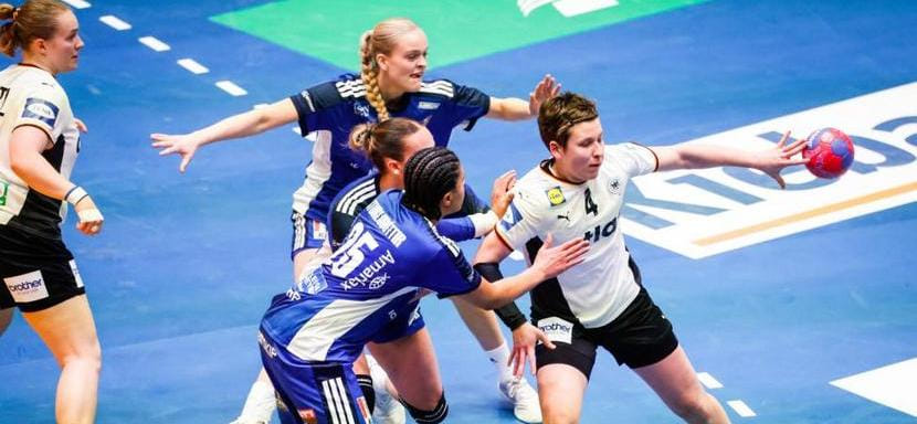 Сегодня могут определиться первые участники основного раунда женского чемпионата мира-2025 в квартетах "С" и "D"