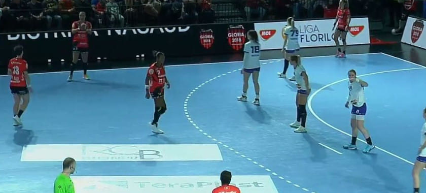 Румыния. "Глория Бистрица" дома разобралась с "Глорией Бузэу", в составе которой больше всех забросила Диана Ильина