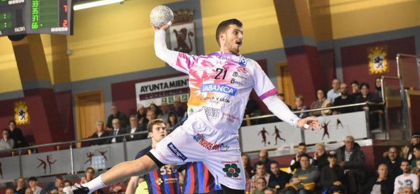 Испания. 22-летний португальский линейный Тьягу Соуза сменил "Адемар" на "Пуэнте-Хениль"