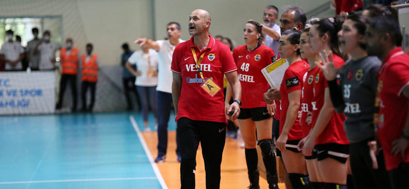 Турция. Костикэ Бучески: "Зарплату в "Кастамону" пока не получал. Деньги приходят не на карточку, здесь рассчитываются наличными"