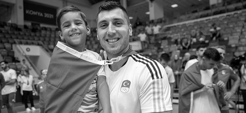 Турция. Капитан национальной сборной Джемал Кютахья из клуба "Хатай" и его 5-летний сын погибли во время разрушительного землетрясения