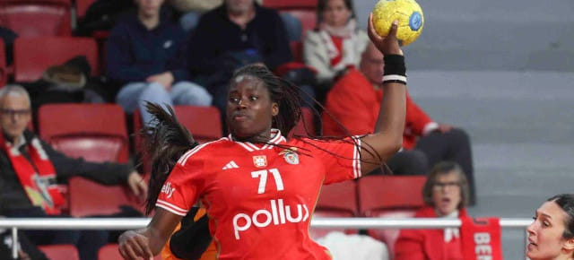 Кубок ЕГФ. Лиссабонская "Бенфика" разгромила греческий клуб "Пилеа" в первой встрече 1/8 финала. Ответная игра состоится завтра