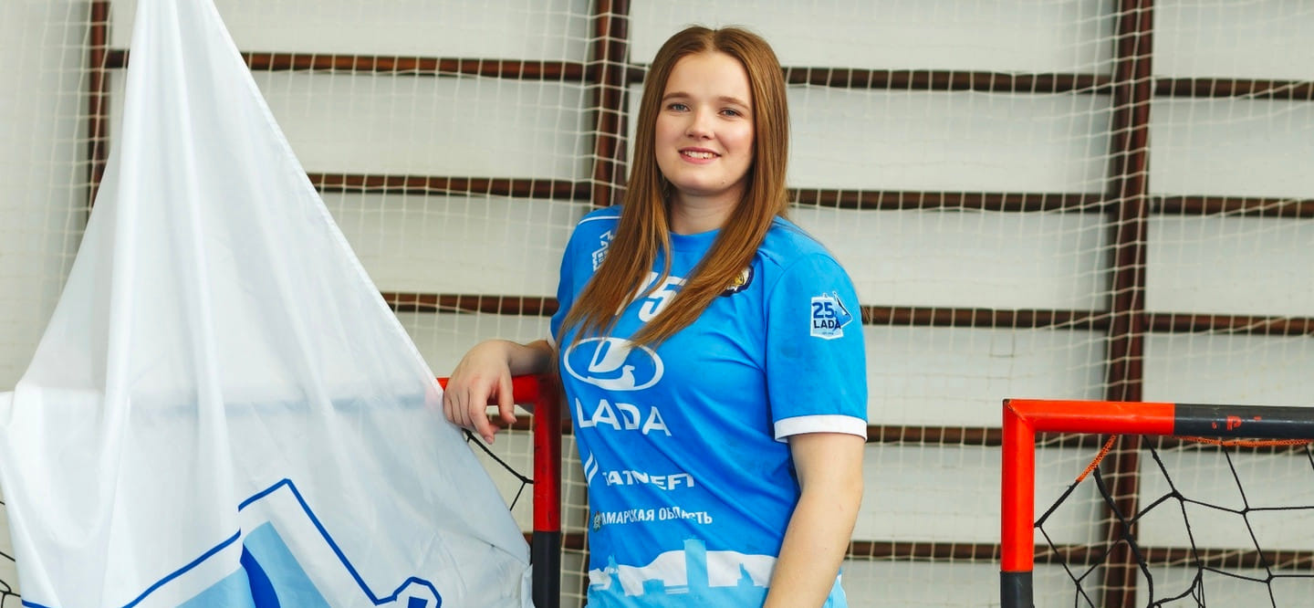 Россия. Алёна Амельченко: "На мастер-классе по живописи нарисовала заснеженную улицу, где на переднем плане оранжевый трамвай. Напомнило Петербург"