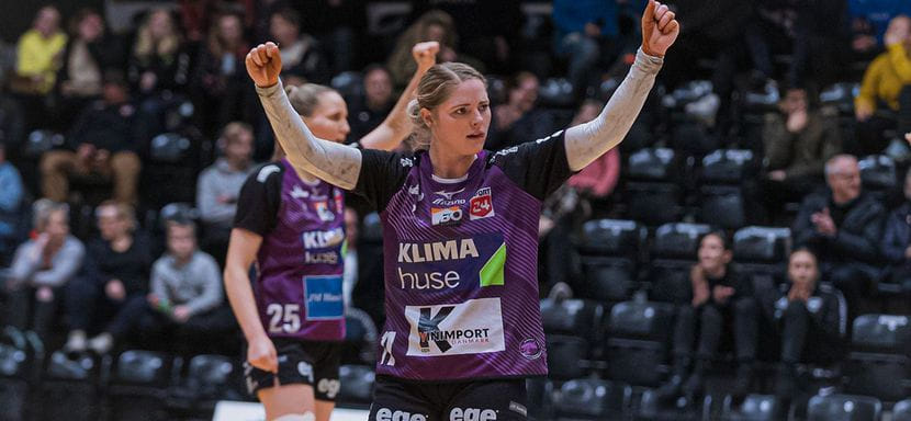 Дания. 32-летняя линейная Сара Иверсен продлила контракт с "Икастом"