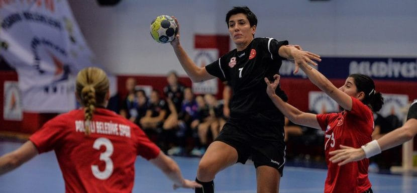 41-летняя легенда турецкого гандбола разыгрывающая Елиз Озел сменит "Яликавак" на "Измир"