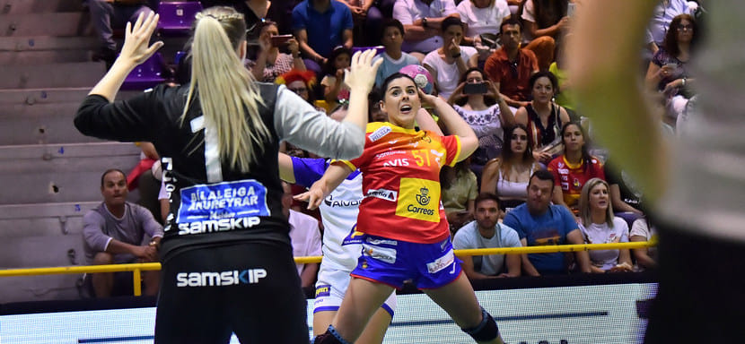 ЧЕ-2022. Правая крайняя "Шамбре" Паула Вальдивия вызвана в сборную Испании вместо Кармен Мартин из "Бухареста"