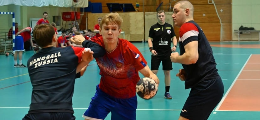 Роман Шишков: "Для нас спарринг с главной командой страны стал хорошим экзаменом, показал, чему "молодёжка" научилась на сборе"