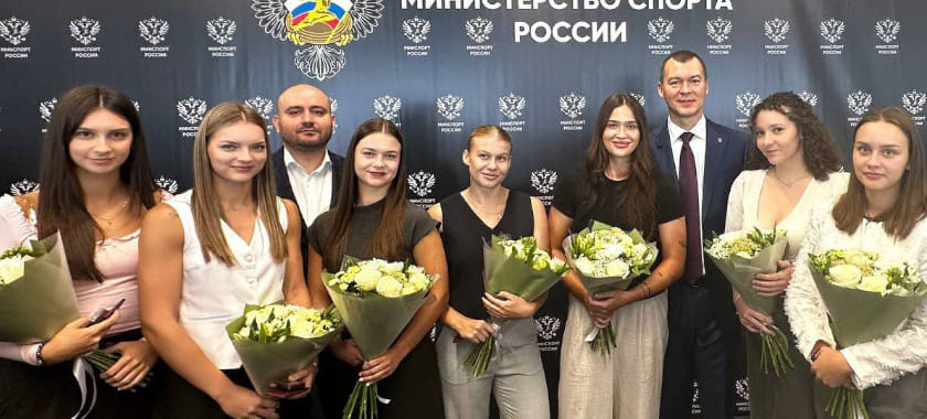 Министр спорта Российской Федерации Михаил Дегтярёв вручил удостоверения мастеров спорта семи гандболисткам тольяттинской "Лады"