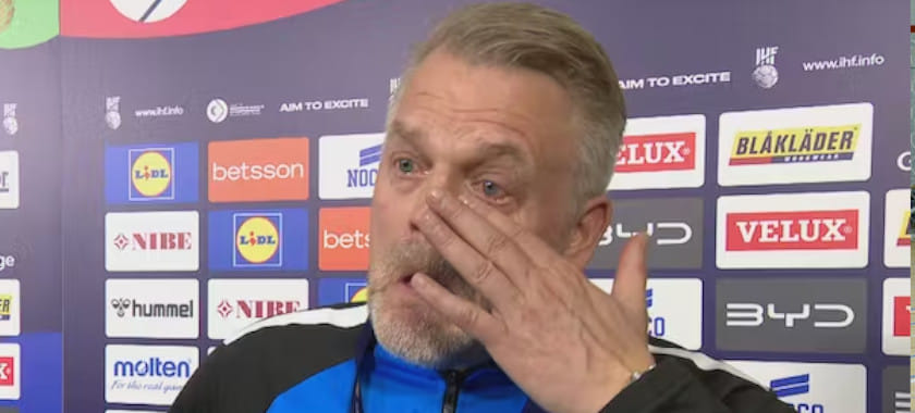 ЧМ-2023. Главный тренер сборной Чехии Бент Даль не сдержал слёз в интервью после победы над командой Испании (ВИДЕО)