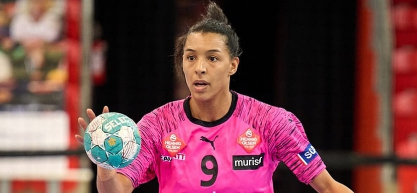 Полусредняя сборной Швеции Ямина Робертс, находящаяся без клуба, может продолжить карьеру в датском "Икасте"