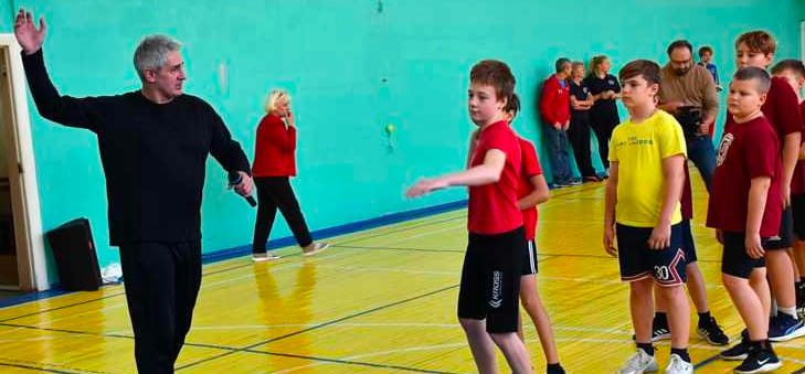Россия. Олимпийский чемпион Сиднея-2000 Игорь Лавров провёл гандбольный мастер-класс в новосибирской гимназии №10