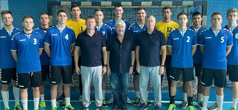 Украина. В споре аутсайдеров мужского чемпионата "Академия гандбола" нанесла поражение СКА, одержав первую победу