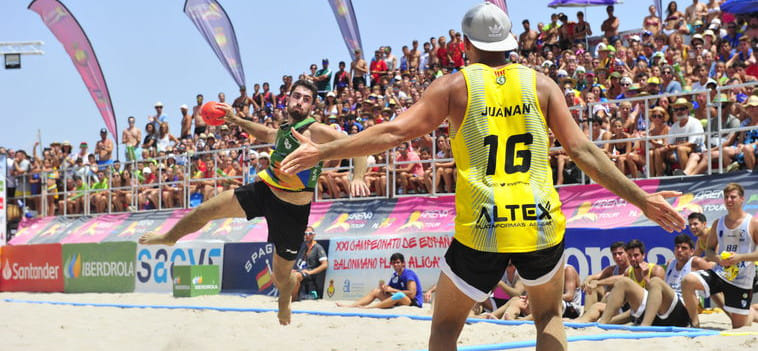 Испания. Чемпионаты страны по пляжному гандболу были приостановлены из-за гвоздей в песке, поранивших несколько спортсменов