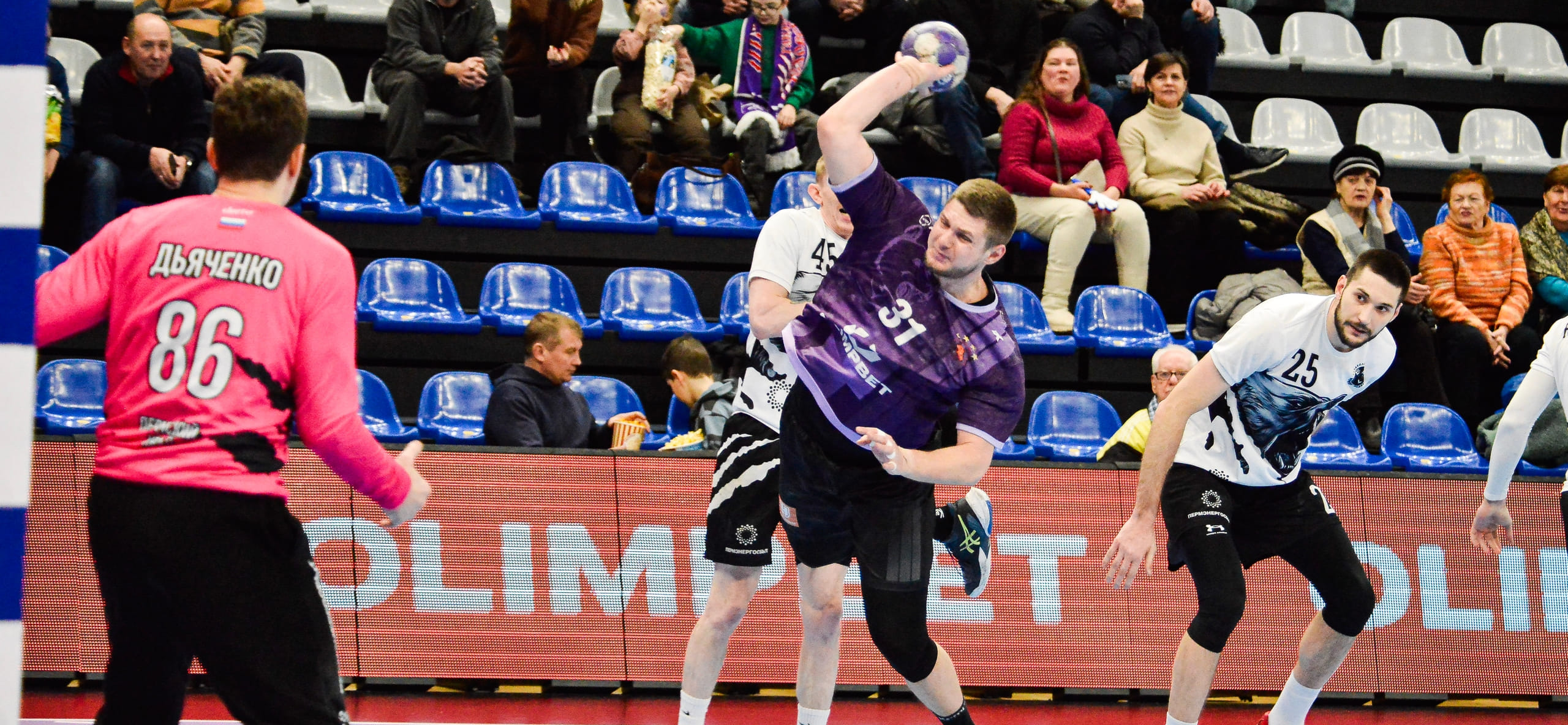 Сегодня состоятся два матча 1/4 финала Кубка России: "Пермские медведи" принимают тёзок из Чехова, ЦСКА в Москве сыграет с "Виктором".