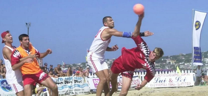 Борис Пуховский: "Планируется проведение первого чемпионата и Кубка Беларуси по пляжному гандболу среди мужских и женских команд"