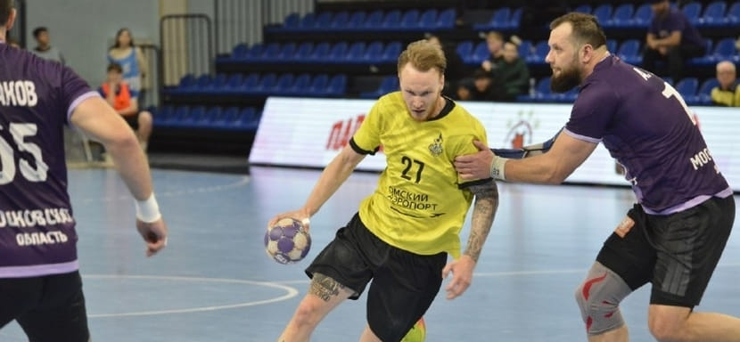 "Чеховские медведи" забросили 48 мячей в ворота омского "Скифа", добившись уверенной победы над аутсайдером чемпионата России